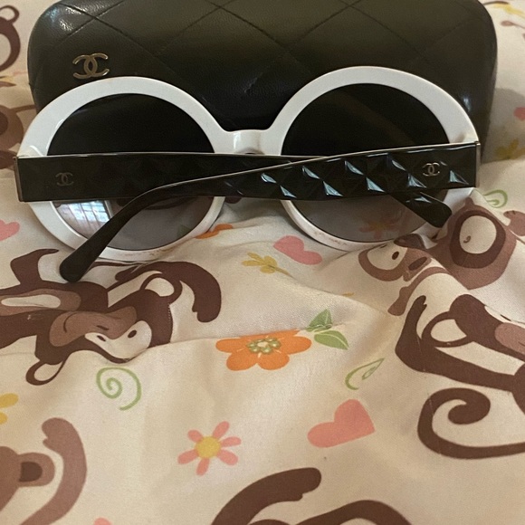Preloved Chanel round shaped Black&White sunglasses - Picture 4 of 14
